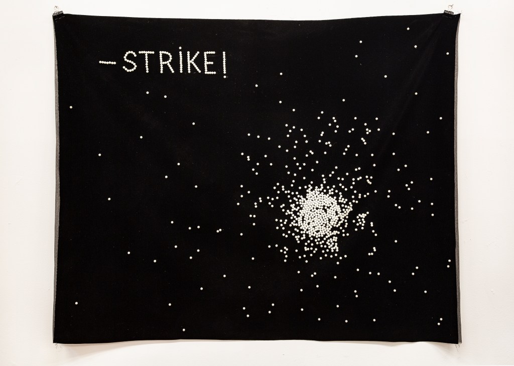 Srtike! Laura Andreato,
Pérolas falsas e veludo, 2019
Foto Pio Figueiroa